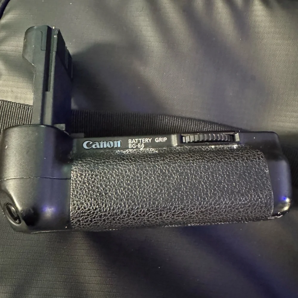 Minolta Maxxum 5000 Camera with Neewer Flash - Black